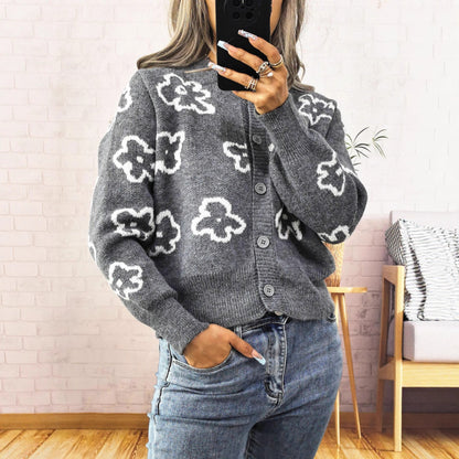 Women's comfortable cardigan with floral pattern and button closure. Chic and stylish.