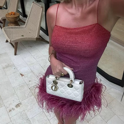 Robe à volants glamour pour femmes avec des bretelles spaghetti et un ourlet en forme de plume Chic und Stil