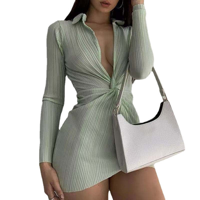 Robe portefeuille plissée pour femmes avec décolleté en V profond Chic und Stil