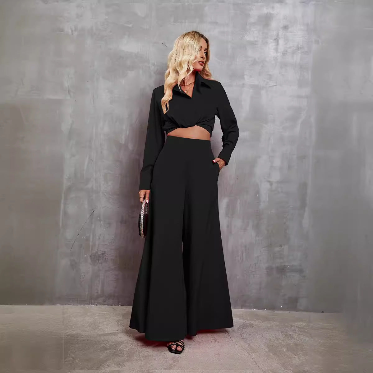 Elegant ensemble for ladies consisting of a crop top and wide pants Chic und Stil