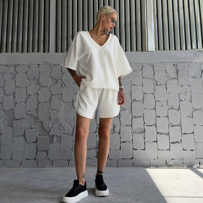 Chic und Stil Women's Casual V Neck Set with Comfortable Shorts and Oversized Top