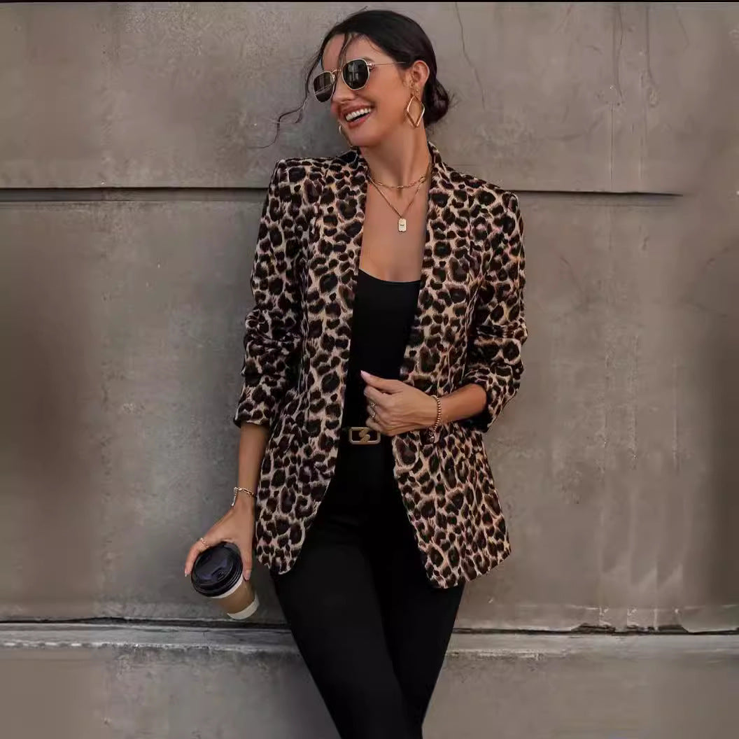 Blazer tendance pour femmes avec motif léopard et coupe cintrée Chic und Stil