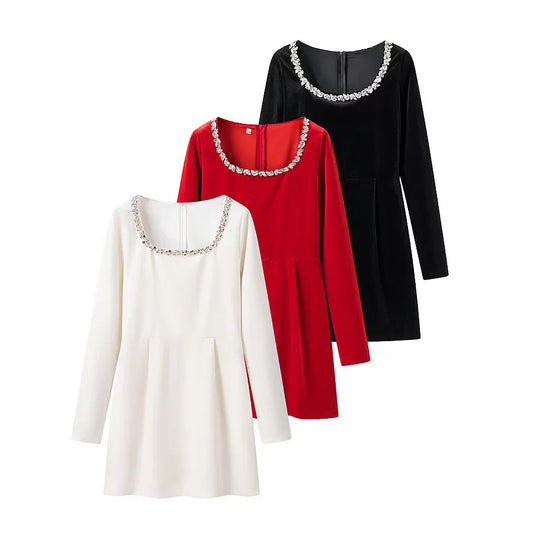 Robe longue à manches longues élégamment coupée pour femmes avec décolleté orné Chic und Stil