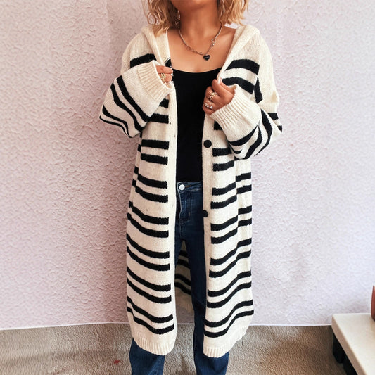 Cardigan en tricot confortable pour femmes avec un motif rayé à la mode et capuche Chic und Stil