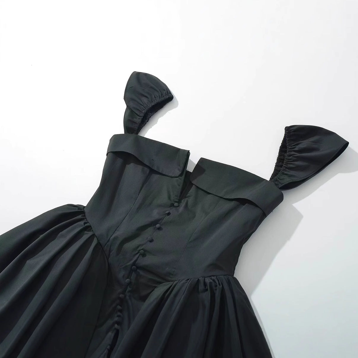 Robe à manches bouffantes pour femmes avec une silhouette cintrée et un ourlet à volants élégant Chic und Stil