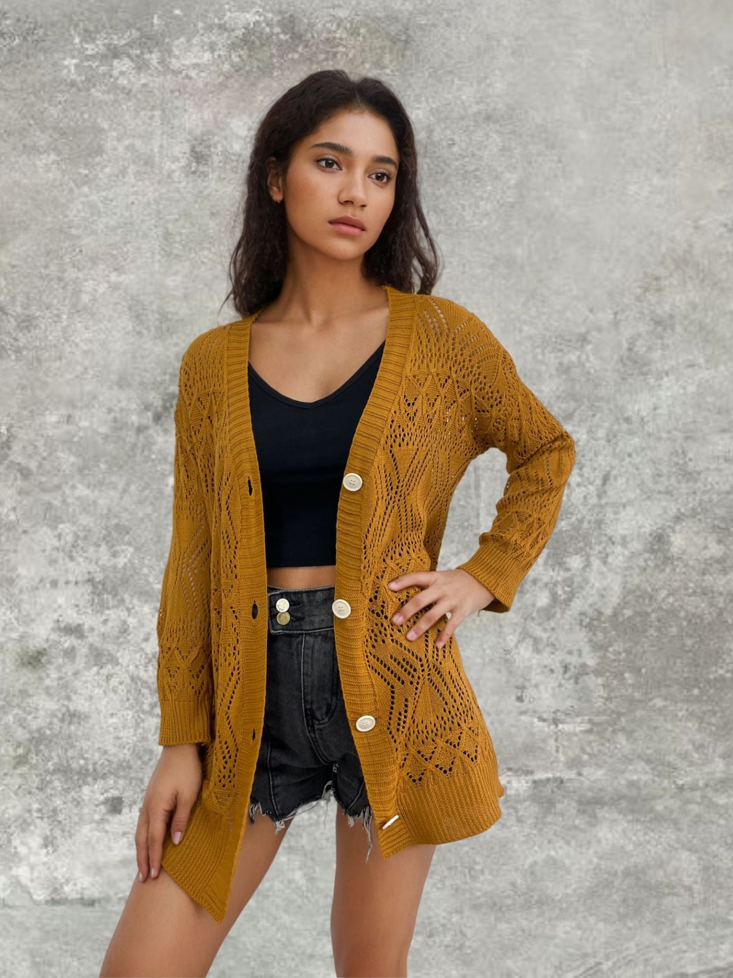Cardigan en tricot pour femmes avec des motifs aérés et des détails de boutons Chic und Stil