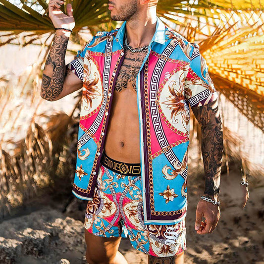 Hommes Ensemble chemise à manches courtes à imprimé tropical vif et shorts de bain assortis Chic und Stil