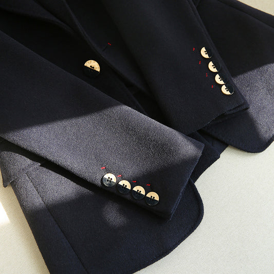 Blazer structuré pour femmes avec boutons décoratifs Chic und Stil
