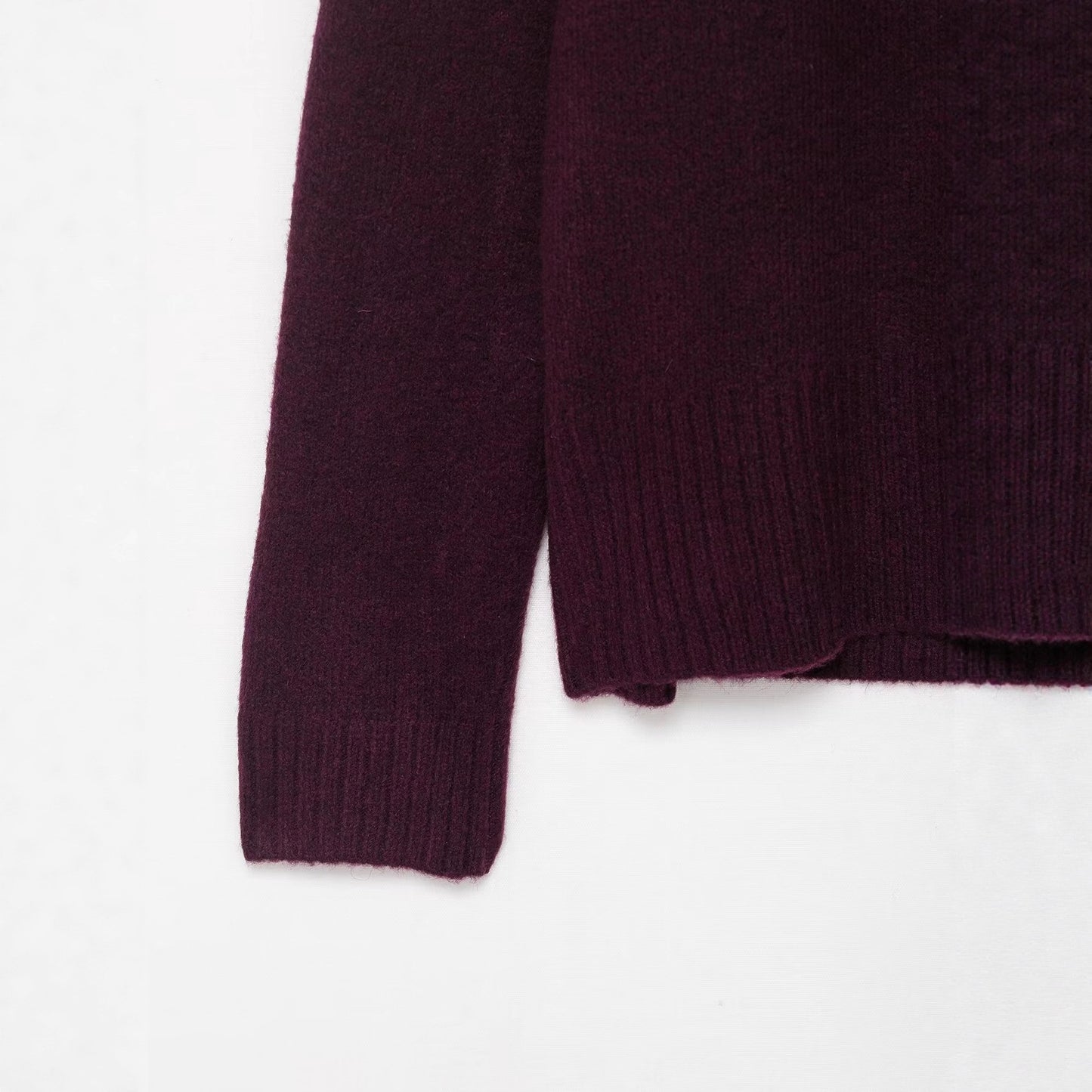 Pull femme à col en V en matériau tricot doux Chic und Stil