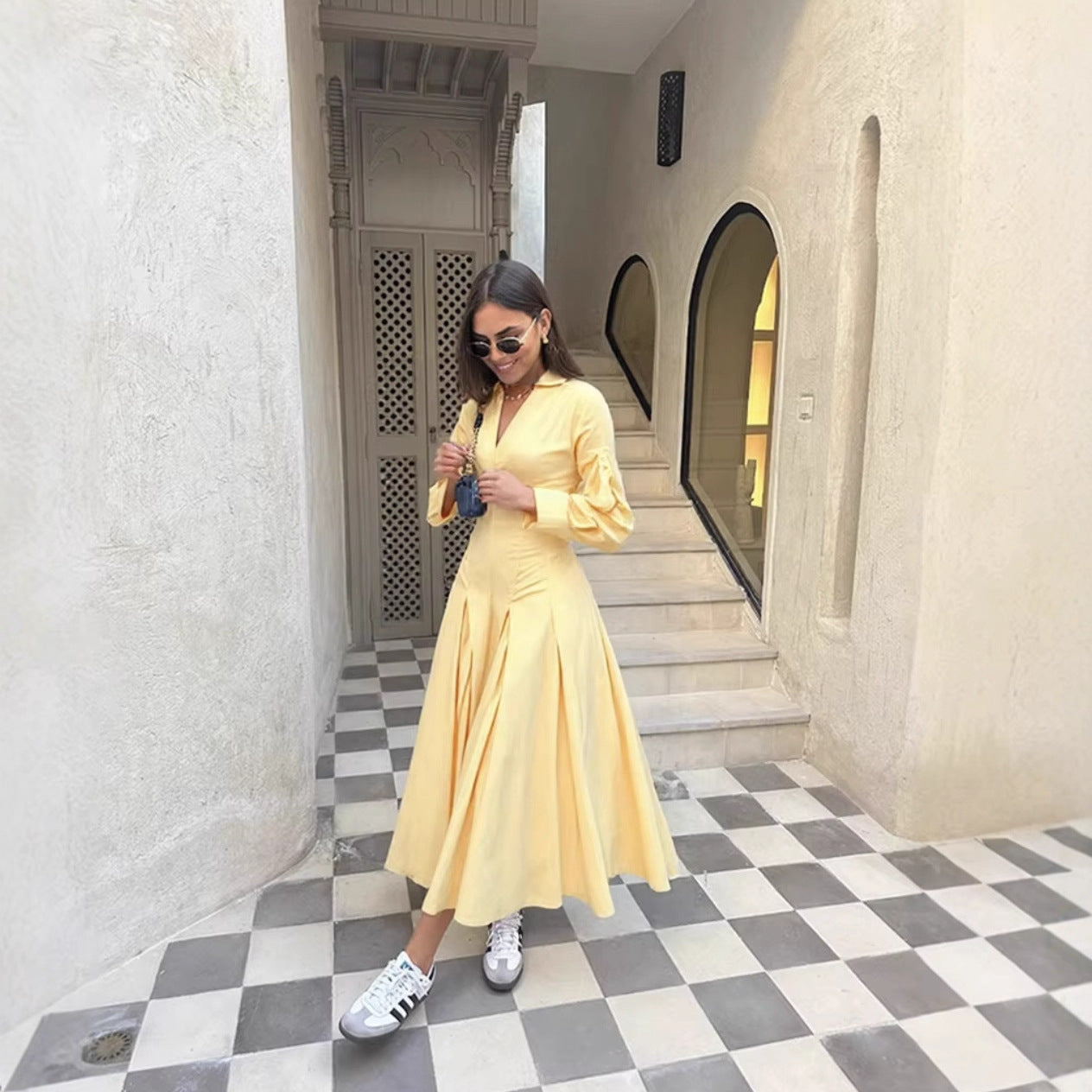Robe chemise pour dames avec un élégant décolleté en V et des manches larges Chic und Stil