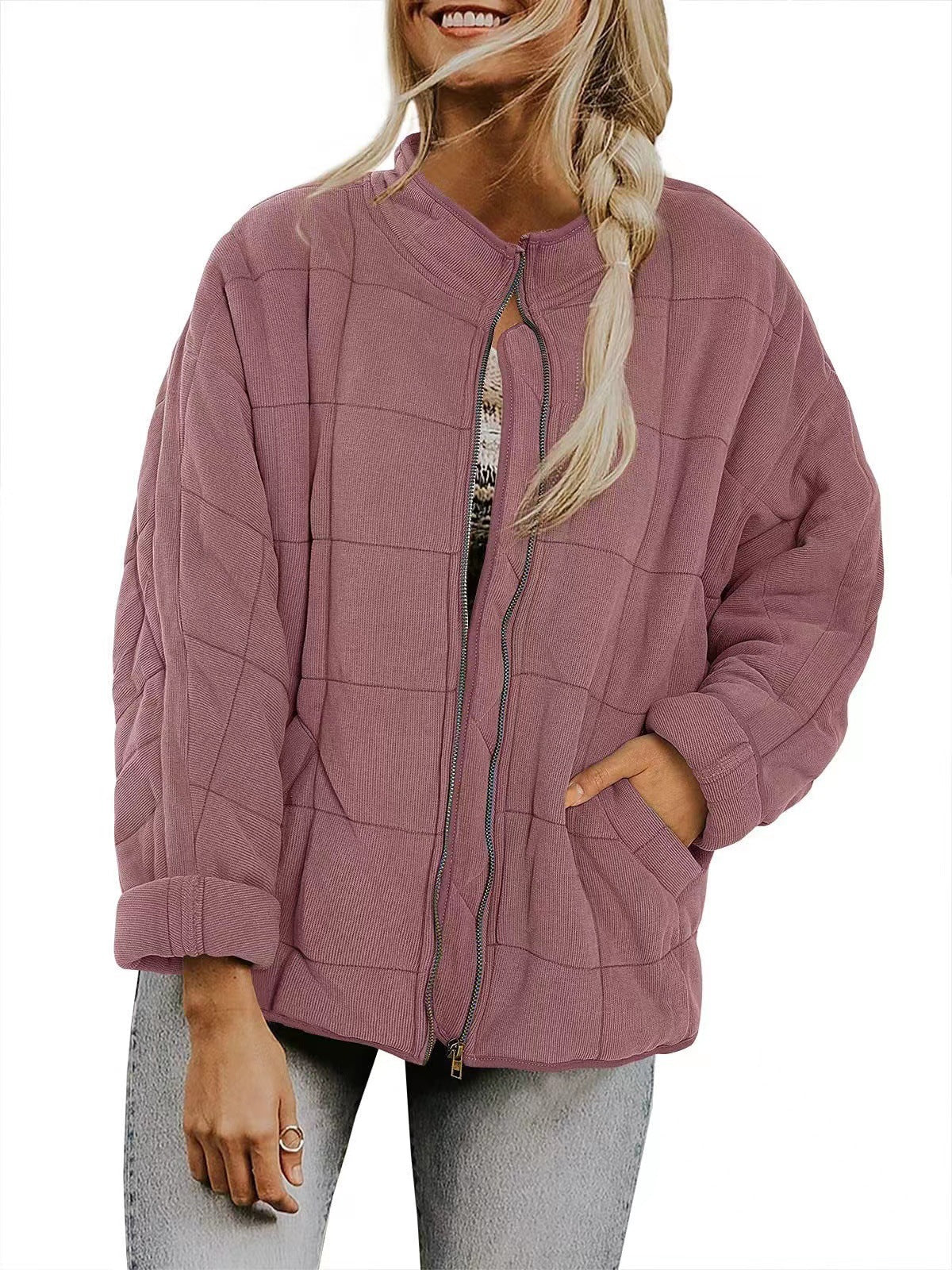 Chic women's puffer jacket with practical zipper and large pockets. Chic and stylish.