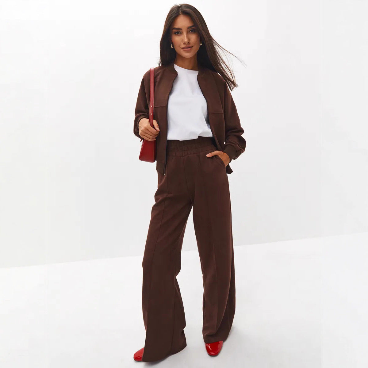 Costume de détente décontracté pour dames avec des détails de couture décoratifs et une fermeture éclair intégrale Chic und Stil