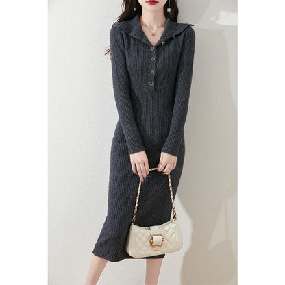 Robe en tricot pour femmes avec col haut et détails de boutons Chic und Stil