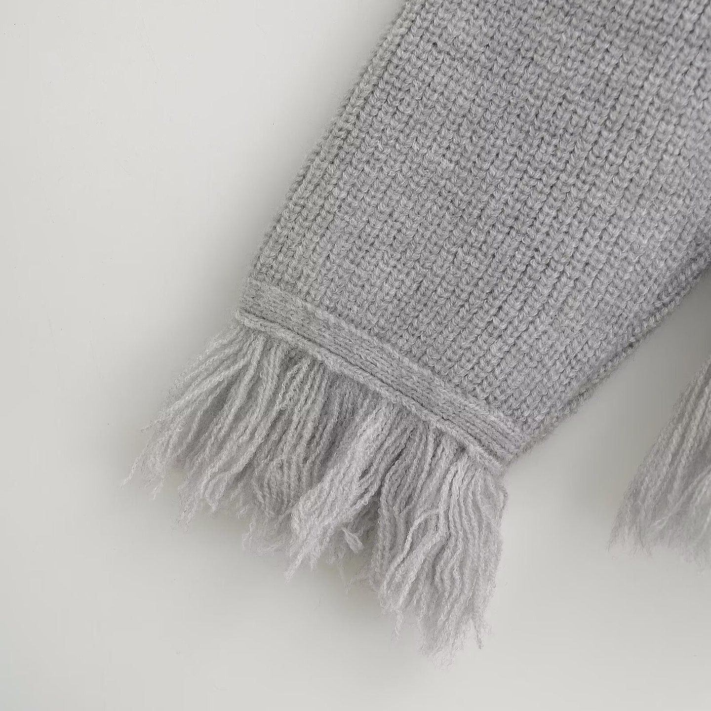 Dames cardigan avec des bords frangés et des détails de bouton Chic und Stil