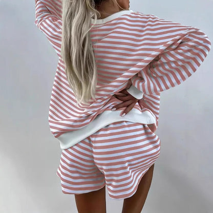 Dames Haut de sport à rayures avec shorts courts Chic und Stil