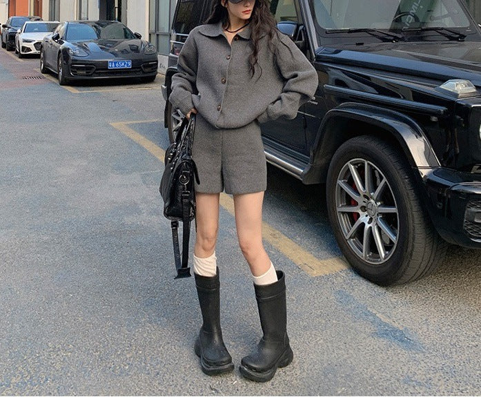Veste en tricot tendance pour femmes avec détail de bouton et shorts assortis Chic und Stil