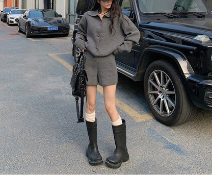 Veste en tricot tendance pour femmes avec détail de bouton et shorts assortis Chic und Stil