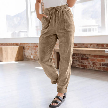 Casual cargo pants for women with elastic waistband and practical side pockets Chic and Style