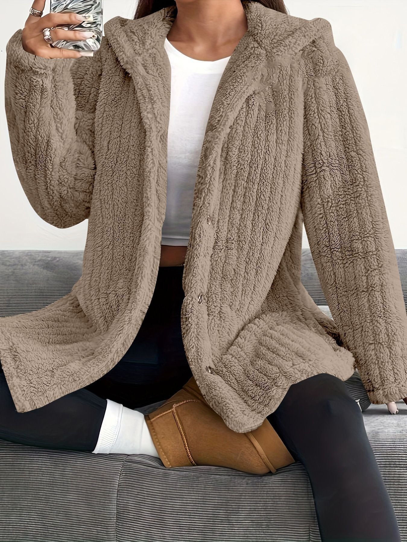 Dame veste longue douillette à manches longues avec capuche et liseré de boutons Chic und Stil