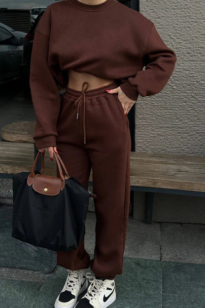 Chic and Style elegant and casual two-piece set for women with comfortable cropped sweatshirt and loose jogger pants