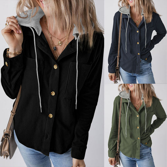 Blouse à capuche pour femmes avec tissu texturé et détails de bouton pratiques Chic und Stil
