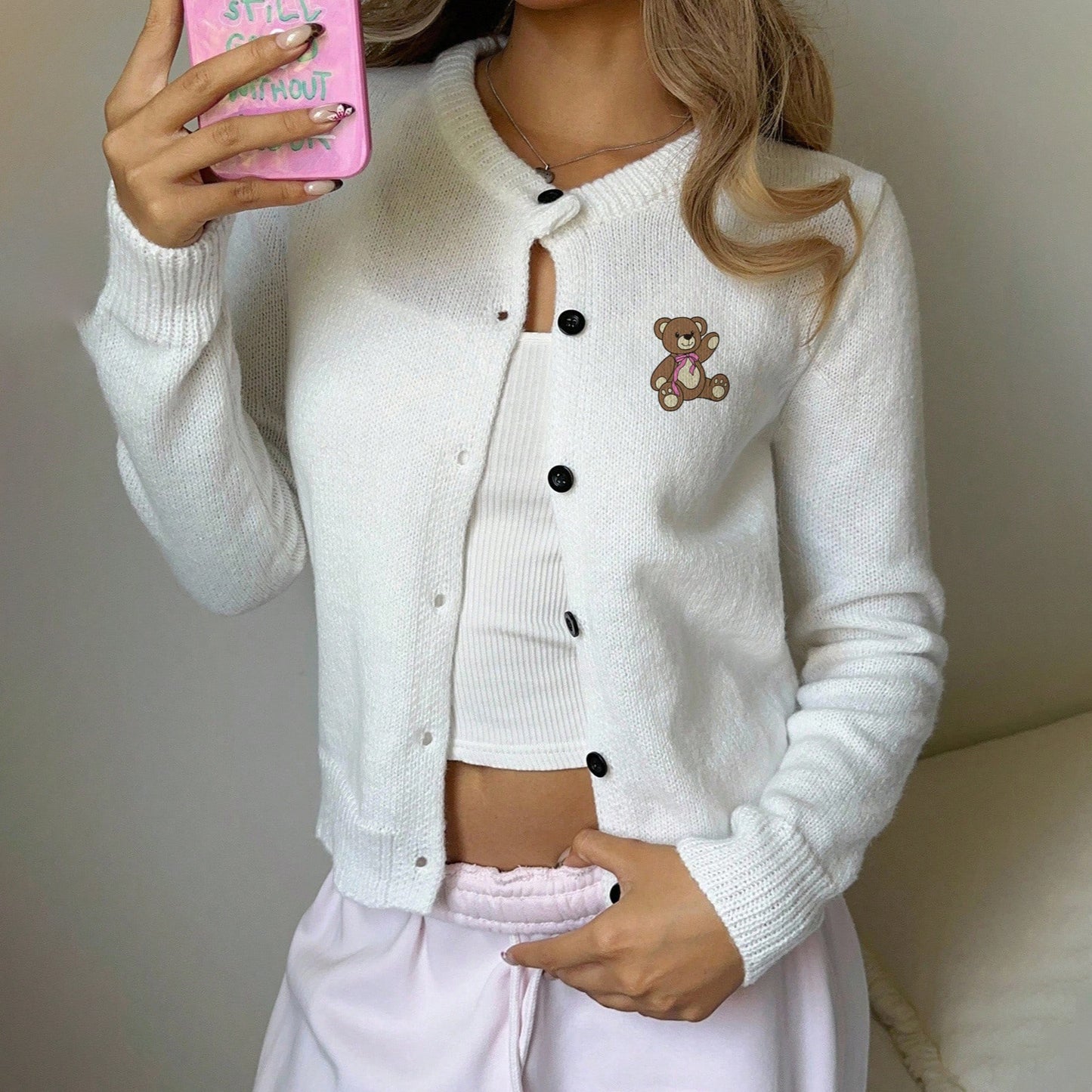 Dames cardigan avec un mignon design d'ours et fermeture à bouton Chic und Stil