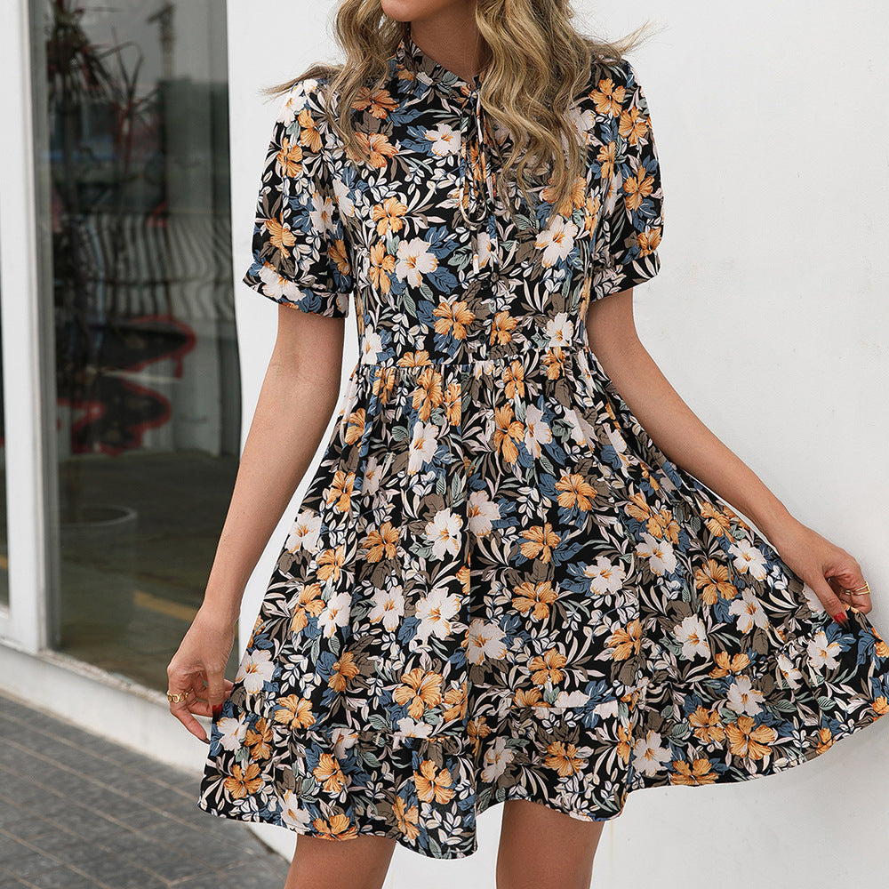 Robe à fleurs pour femmes avec manches courtes et col élégant Chic und Stil