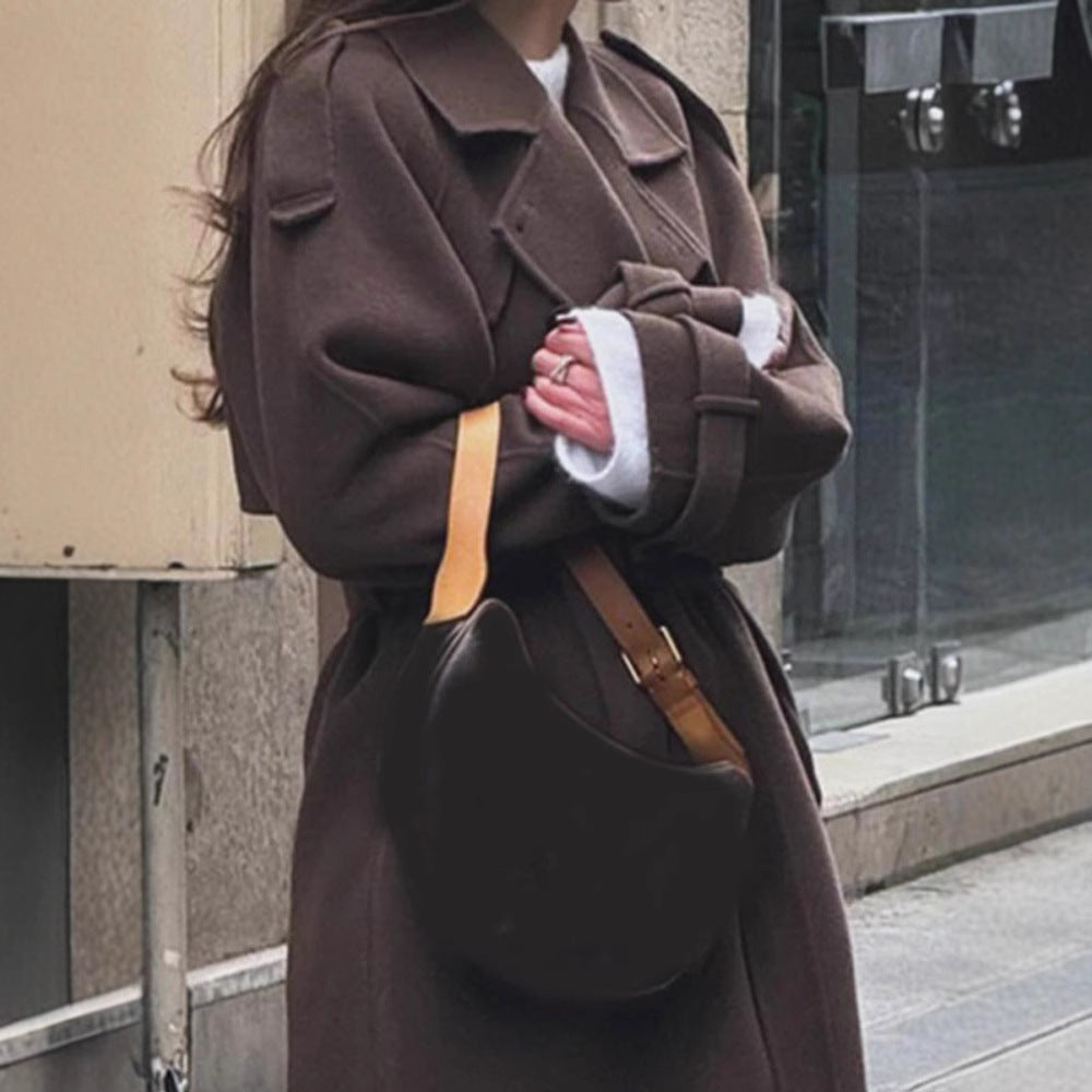 Oversized winter coat for women with an elegant collar and practical pockets Chic und Stil