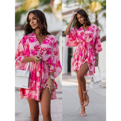Robe mini froncée flirty pour femmes avec détail enveloppant Chic und Stil