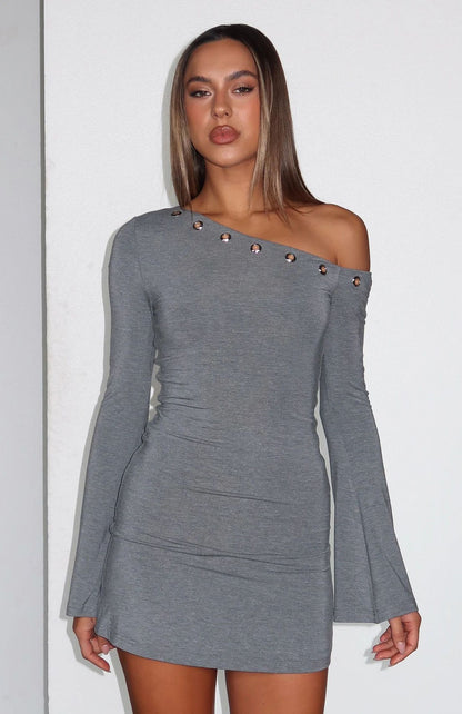 Robe mini femme avec décolleté asymétrique à Carmen et boutons décoratifs Chic und Stil