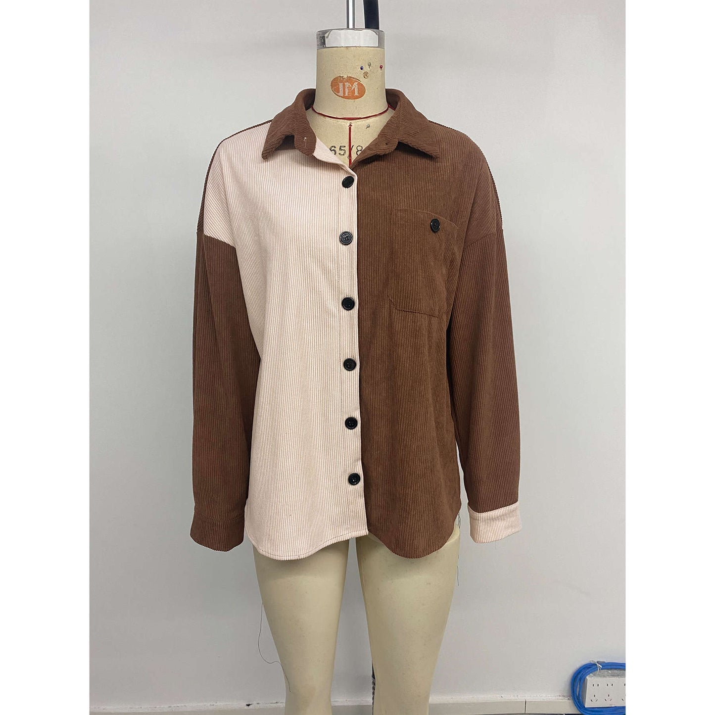 Chemise en velours côtelé pour femmes avec un design de blocs de couleurs à la mode et un caractère sportif Chic und Stil