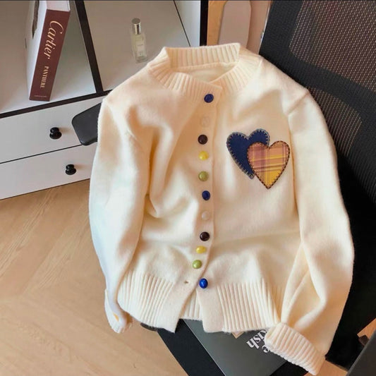 Cardigan pour femmes avec des appliqués en forme de cœur et des détails de boutons colorés Chic und Stil