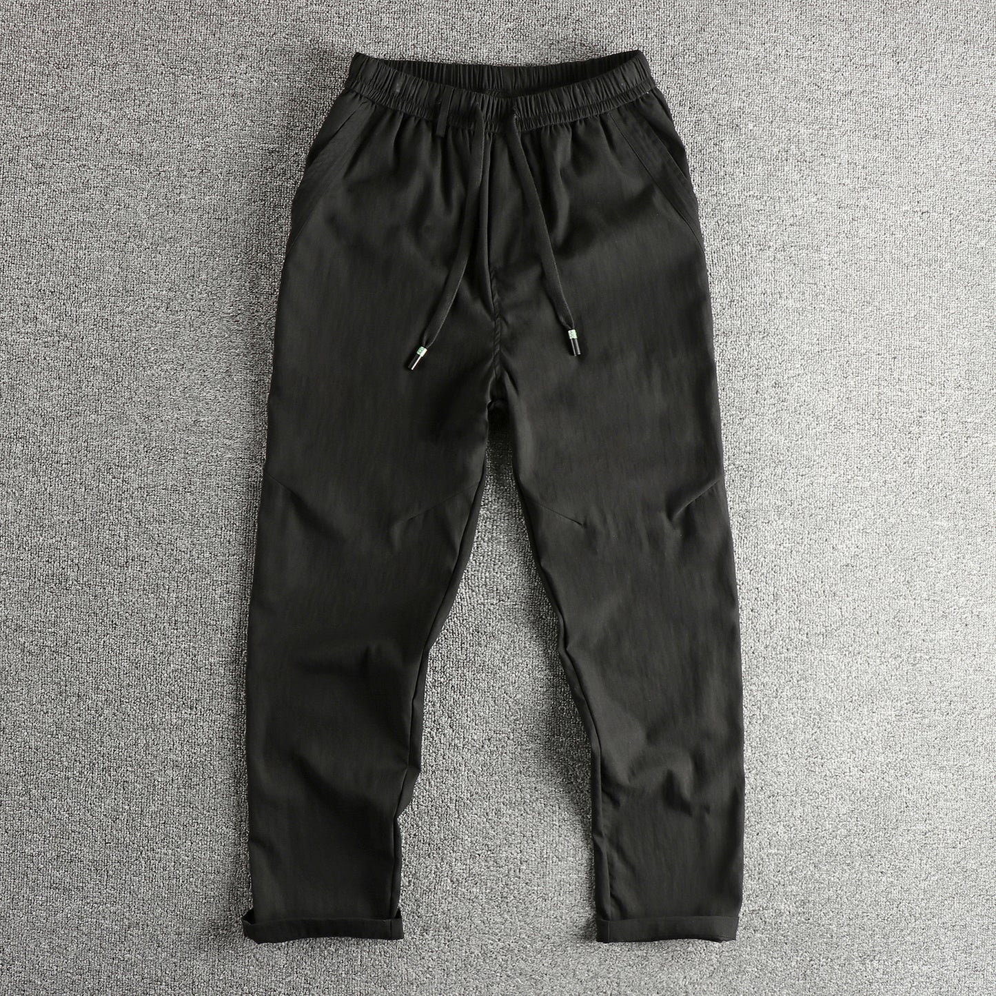 Men's athletic leisure pants with elastic waistband and practical drawstring Chic und Stil