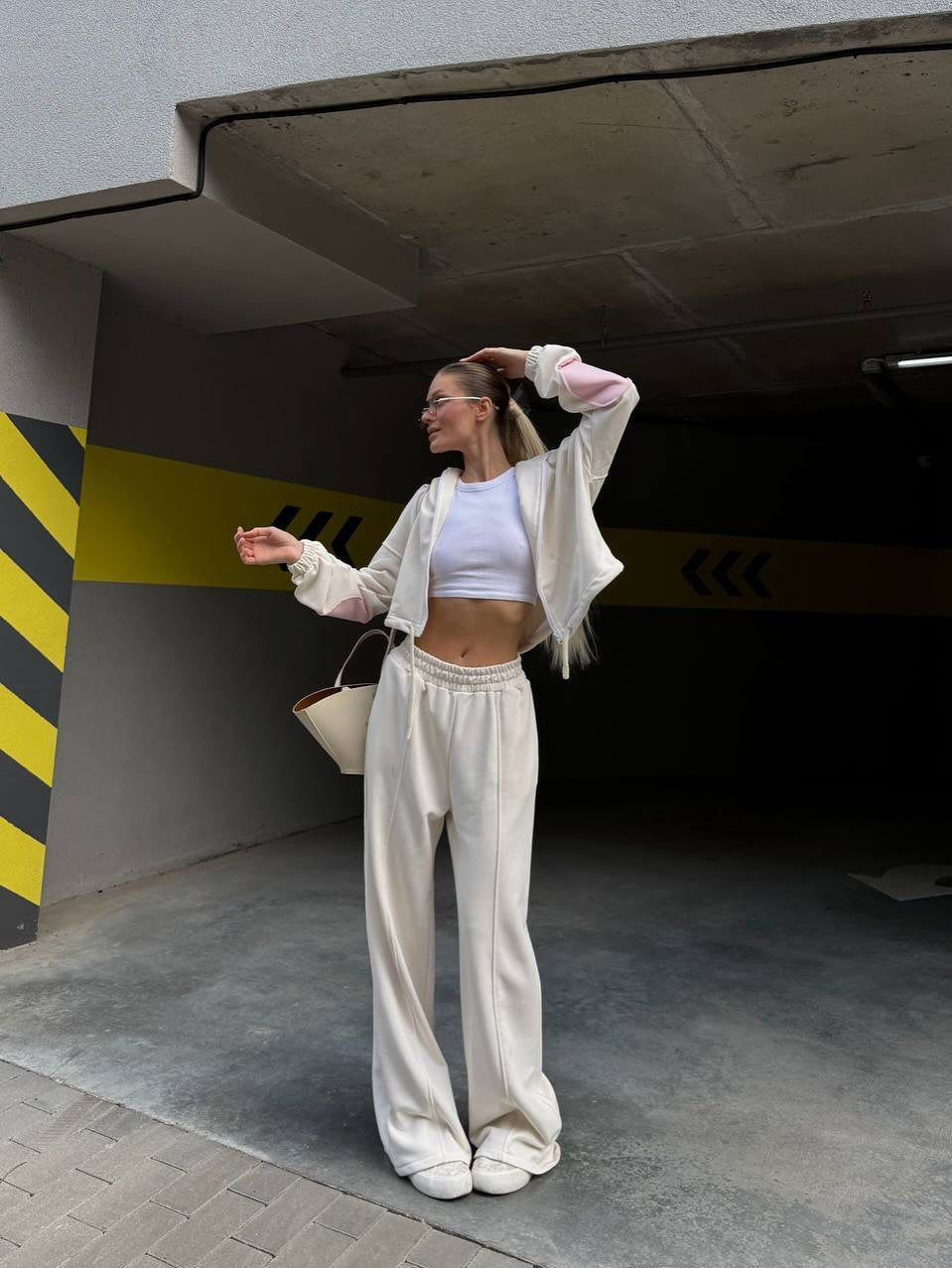 Chic and Style women's sporty-elegant set consisting of a crop top and wide pants