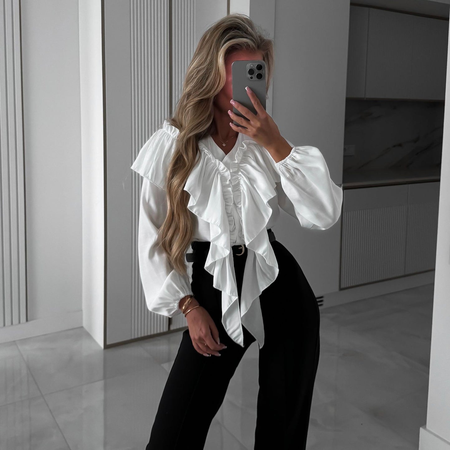 Blouse pour femmes avec des détails de volants volumineux et un élégant boutonnière Chic und Stil