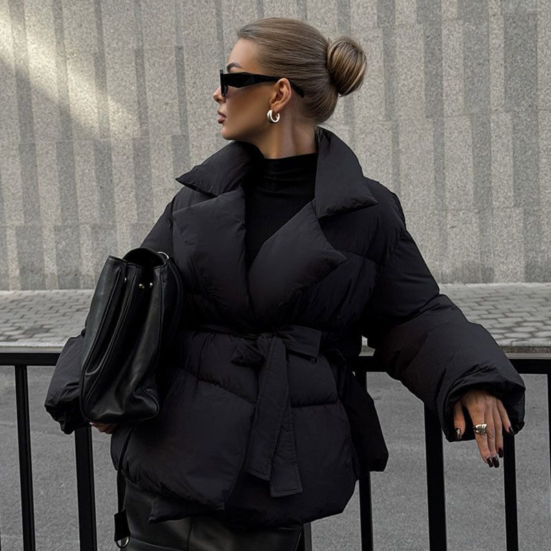 Veste matelassée moderne pour femmes avec ceinture à la taille Chic & Stil