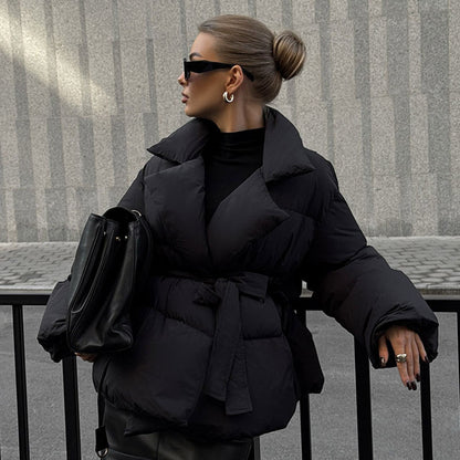 Veste matelassée moderne pour femmes avec ceinture à la taille Chic & Stil