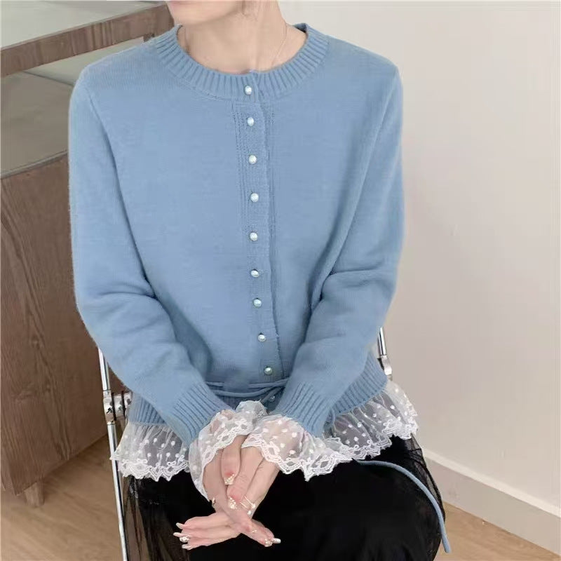 Cardigan en tricot romantique pour femmes avec dentelle et détails de boutons Chic und Stil