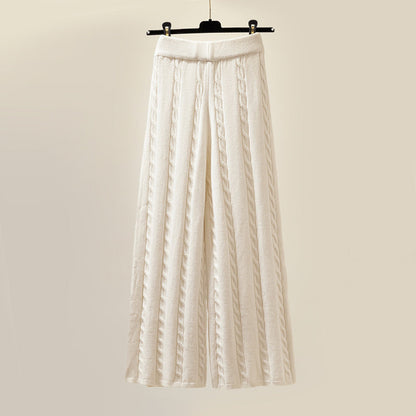 Chic und Stil | Women's winter outfit - Turtleneck, down jacket & pants