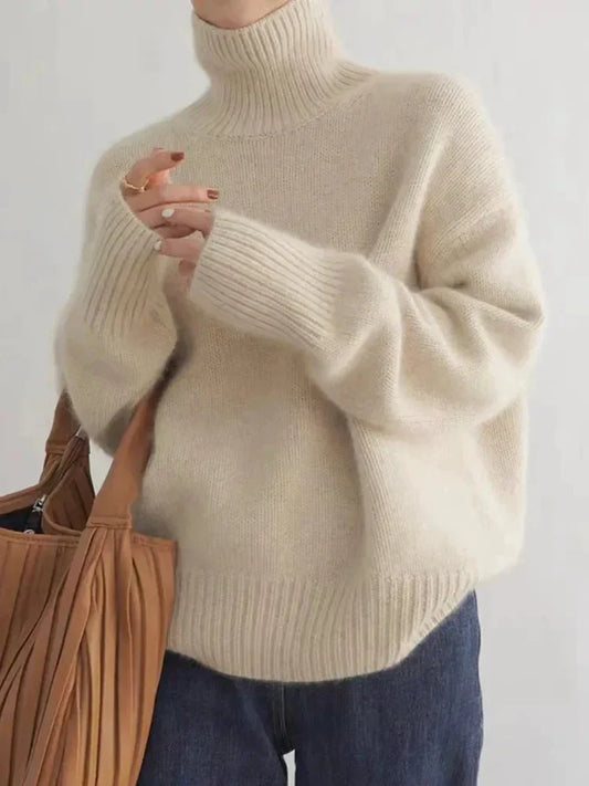 Modell, das einen aprikose rollkragenpullover trägt