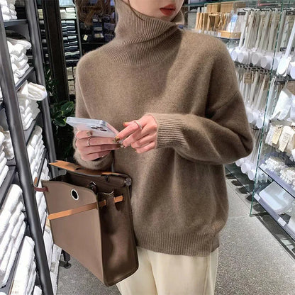 Modell, das einen kaffee rollkragenpullover trägt