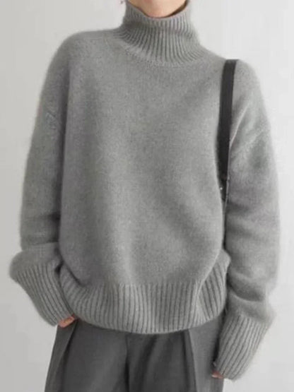 Modell, das einen grau rollkragenpullover trägt