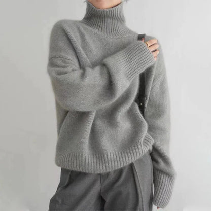 Grau rollkragenpullover, getragen von einem modell