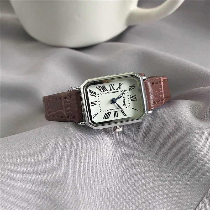 Chic and Style | Retro Watch with Leather Strap for Women