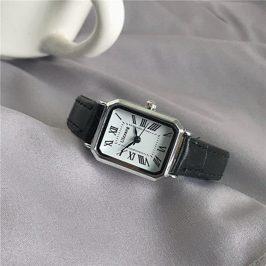 Chic and Style | Retro Watch with Leather Strap for Women