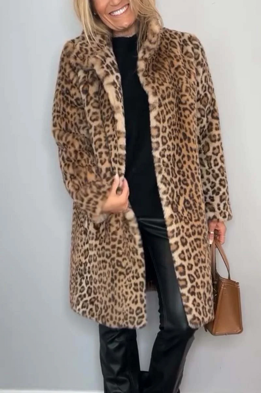 Chic und Stil | Classic Ladies Winter Coat with Leopard Print