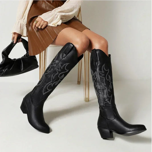 Chic und Stil | Knee-High Cowboy Boots Made Of Suede for Women