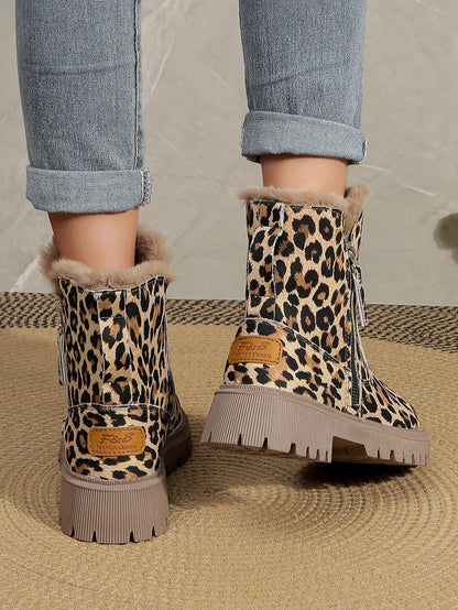 Chic und Stil | Elegant Boots with Leopard Pattern