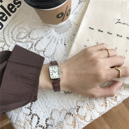 Chic and Style | Retro Watch with Leather Strap for Women