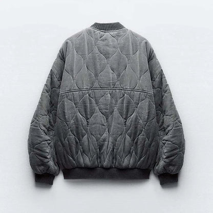 Rückansicht einer locker geschnittenen graue bomberjacke auf weißem hintergrund